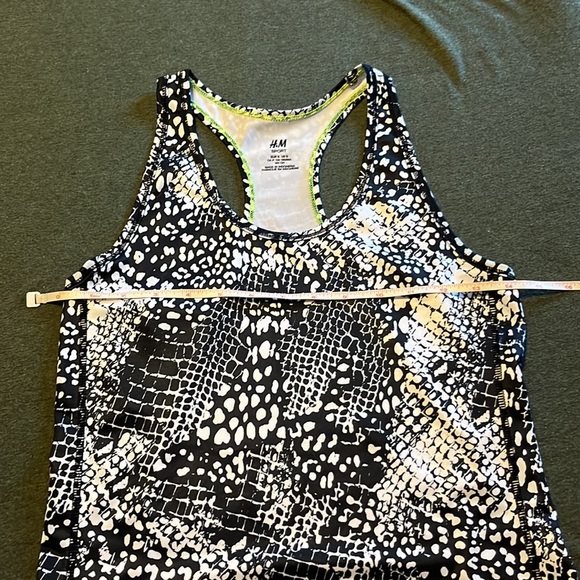 Black and white H&M workout top - Picture 3 of 5